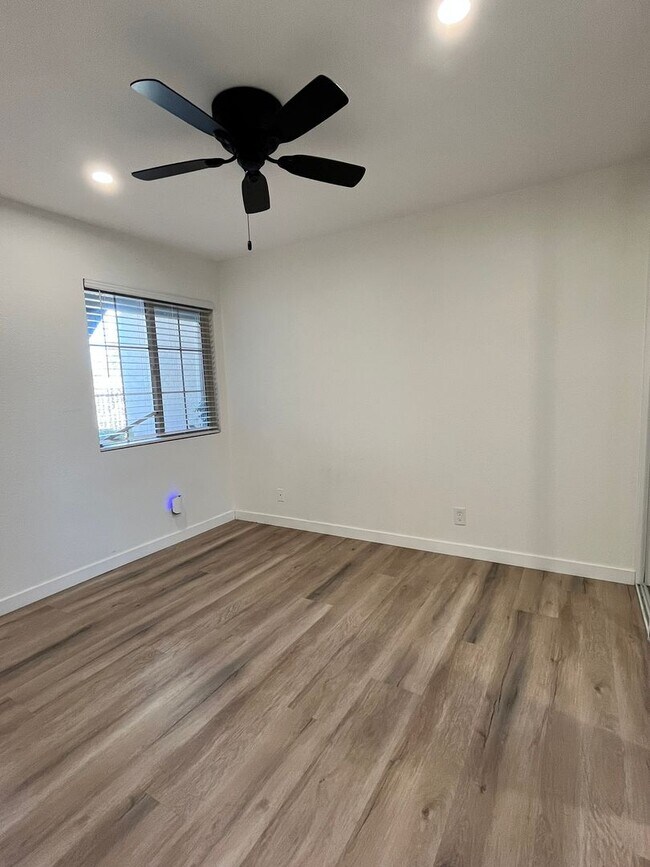 Building Photo - PRICE REDUCED!  Remodeled Ground Level Condo in MV!