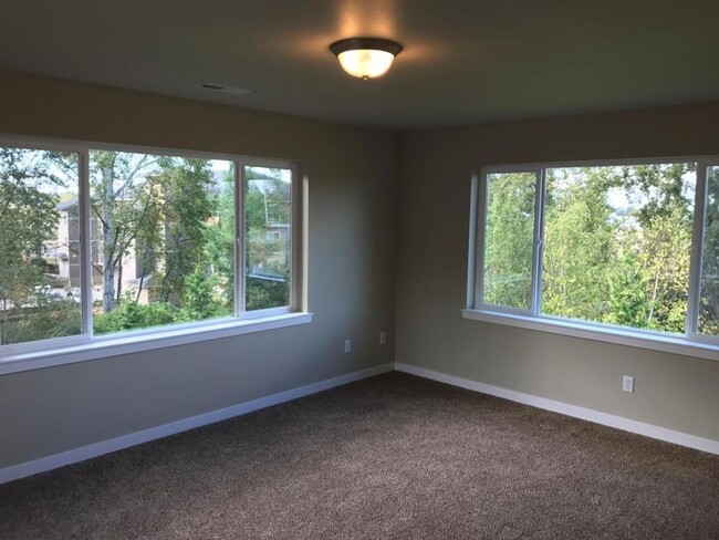 Building Photo - Exquisite Newer 2 Story Home near Bellis F...