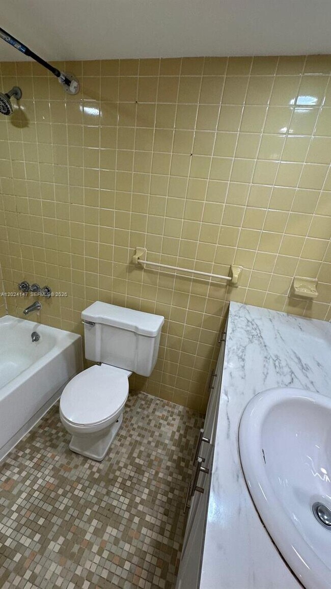 Building Photo - 10903 N Kendall Dr