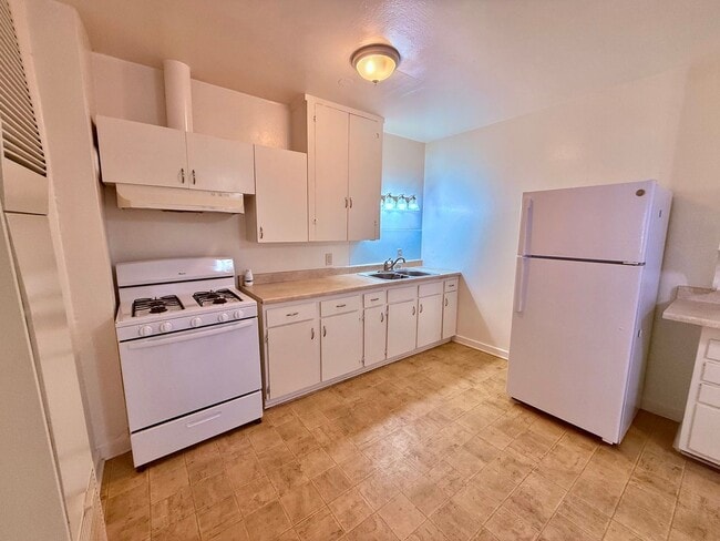 Building Photo - Charming 2-bedroom, 1-bathroom Duplex Loca...