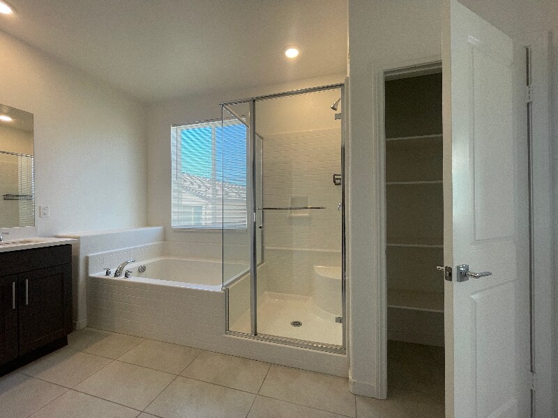 Building Photo - 16254 Lozano St