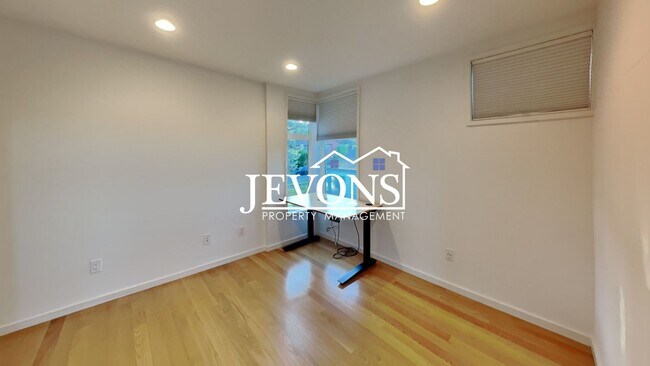 Building Photo - 5BR/4.5BA House in Seattle -- Available Now!