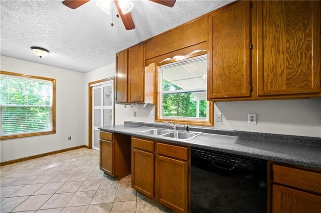 Building Photo - 5405 Iris Dr SW