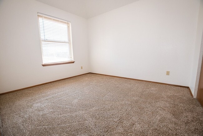 Building Photo - Contemporary home with 3 bedrooms, 2 bath, 2 car garage, A/C, Fenced Yard