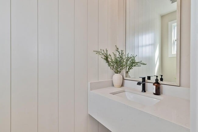 Building Photo - 2356 Mason Dr