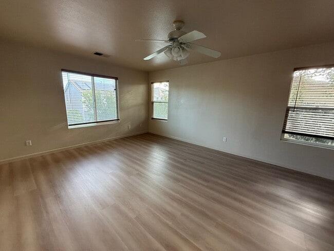 Building Photo - 2424 Sandpiper Ln