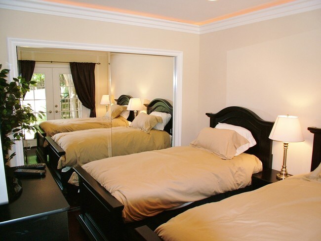 Building Photo - 700 N Irena Ave