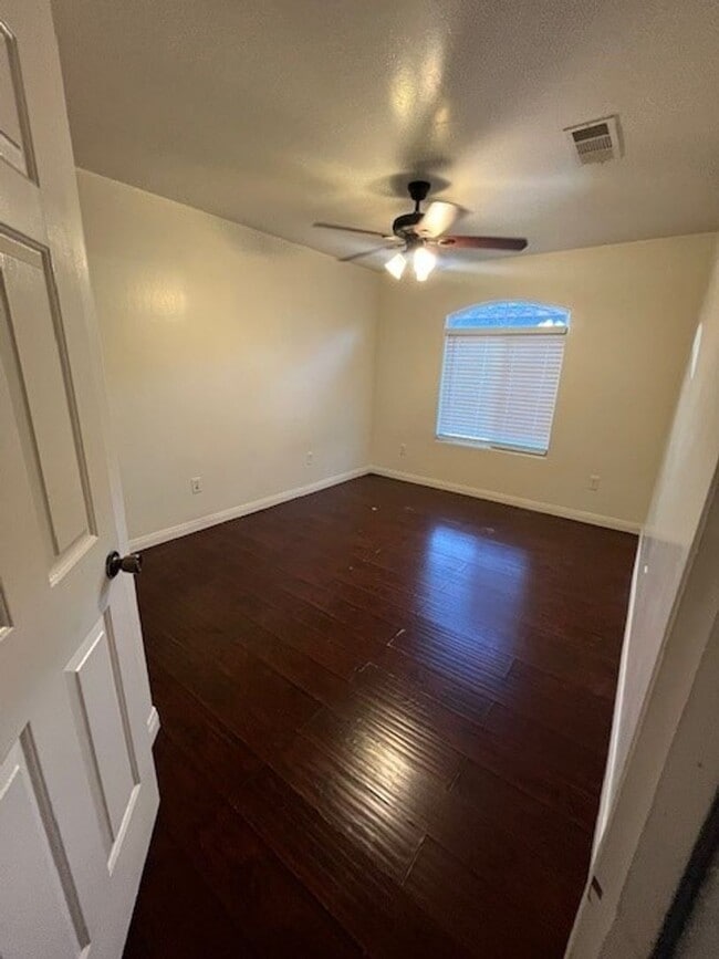 Building Photo - 725 L St