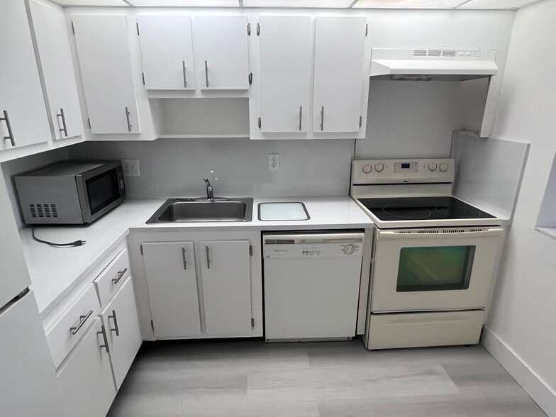 Building Photo - 13499 Biscayne Blvd