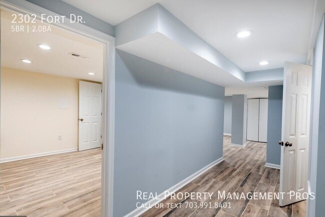 Building Photo - 2302 Fort Dr