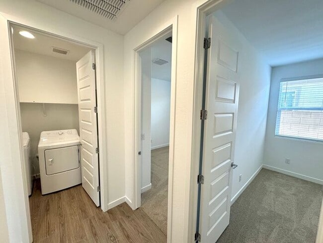 Building Photo - MOVE IN SPECILAS!! HALF MONTH RENT FREE!! ...