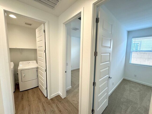 Building Photo - MOVE IN SPECILAS!! New 5-Bedroom Home in Phoenix with Upgrades & Resort-Style Amenities