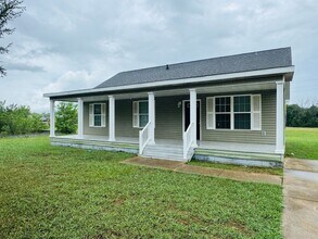 Building Photo - Charming 3-Bed, 2-Bath Home with Spacious ...