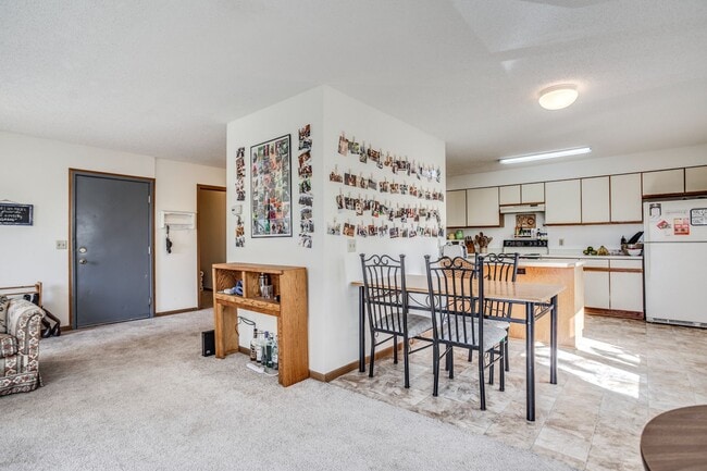 Building Photo - Spacious 5 Bedroom, 2 Bathroom Unit - Close to Campus!