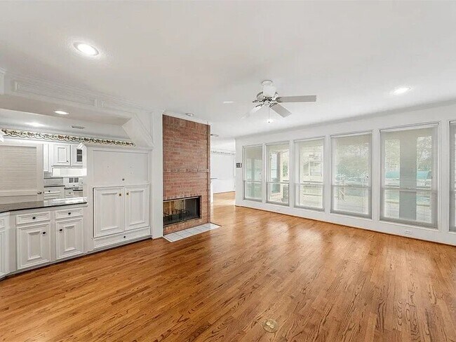 Building Photo - 2910 Chaucer Dr