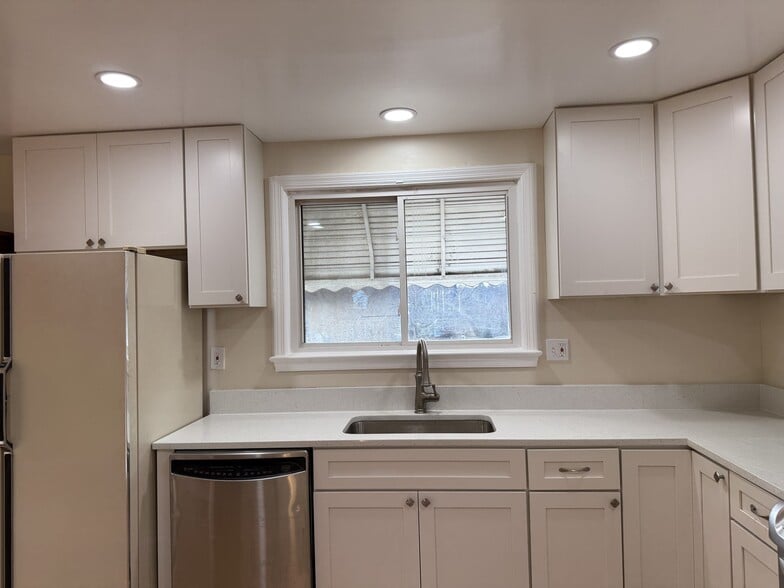 Building Photo - 9942 Frederick Rd