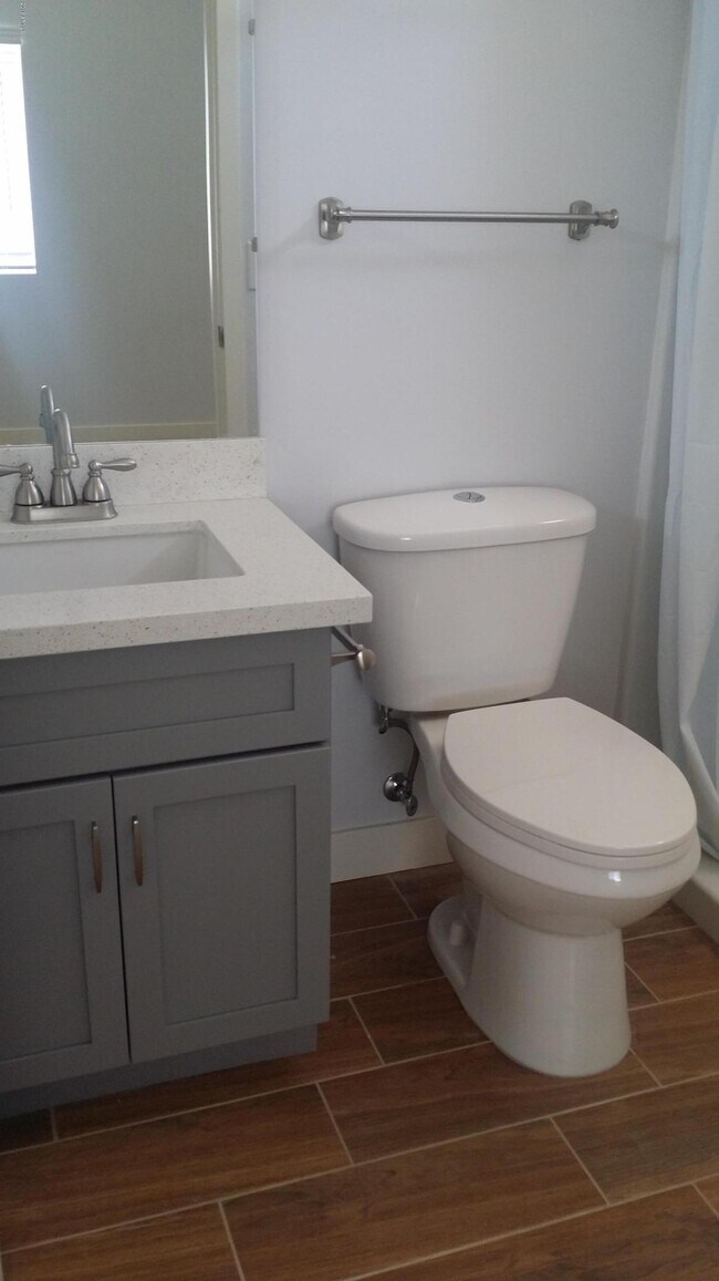 Building Photo - 1341 E Polk St