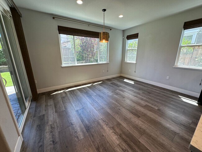 Building Photo - Stunning 4 Bedroom, 3 Bath Mountain House Home