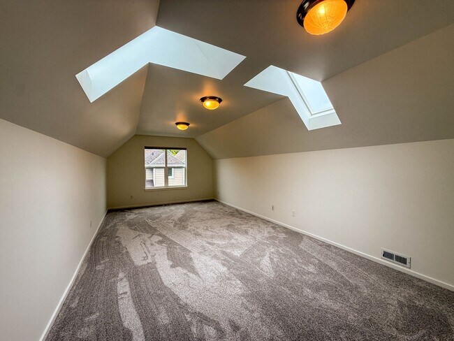Building Photo - 4Bd/2.75Ba Issaquah House