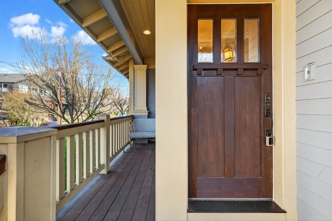 Building Photo - 100 NE Ivy St