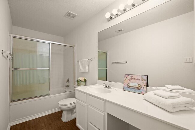 Building Photo - 410 Woodford Dr