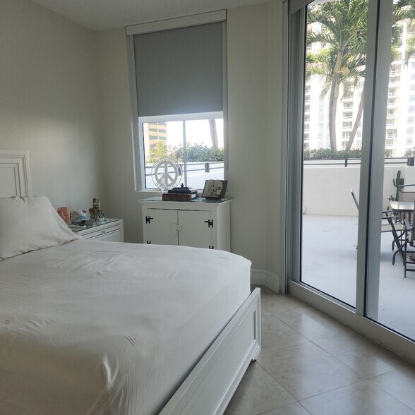 MASTER BEDROOM WITH EXIT TO TERRACE - 357 Almeria Ave