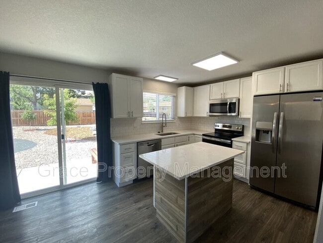 Building Photo - 9371 Bellaire Dr