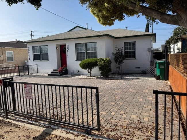 Building Photo - Beautiful 3 bedroom 2 bath HOME... no expenses spared!  Washer/Dryer... A/C Splitters... on a sle...