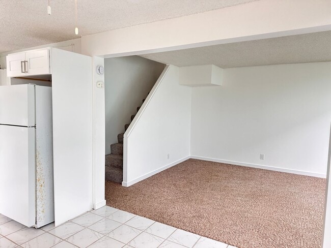 Building Photo - Newly Renovated Townhome