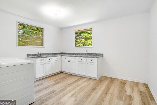 Building Photo - 2563 Beverly Hills Dr