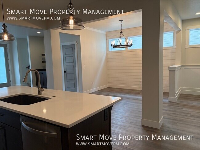 Building Photo - 2100 N Woodcreek St