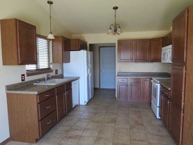 Building Photo - 2 BEDROOM | 2 BATH | TOWNHOME | GARAGE | S...