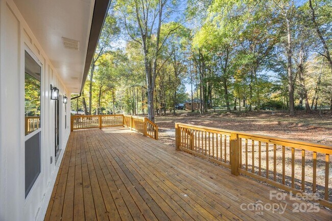 Building Photo - 8625 Cedarbrook Dr