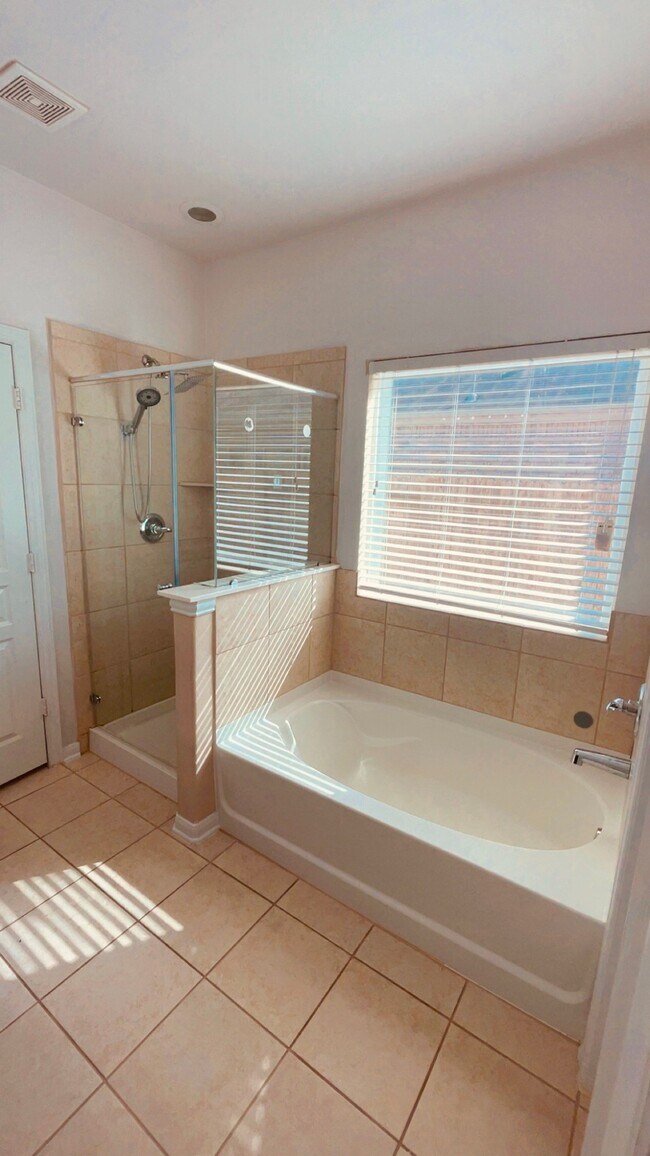 Building Photo - 8626 Willet St