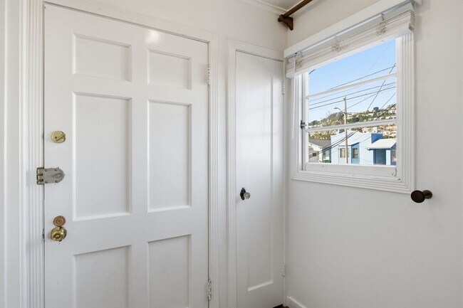 Building Photo - 347 Staples Ave