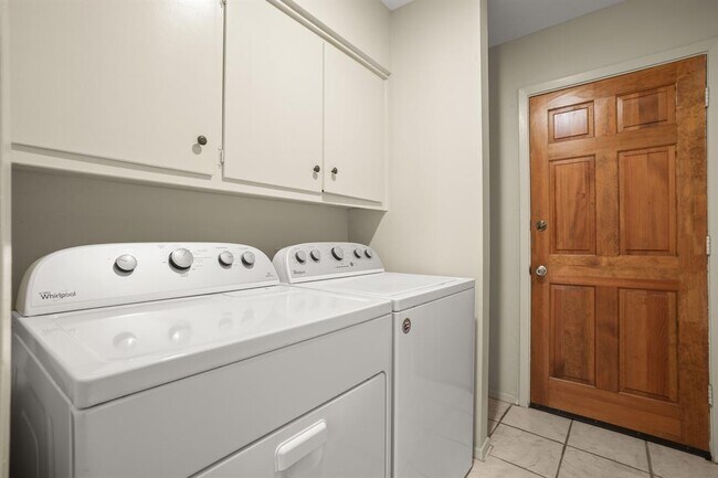 Building Photo - 7302 Sevilla Dr