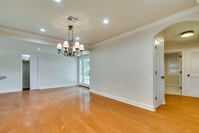 Building Photo - 2402 Westover Rd