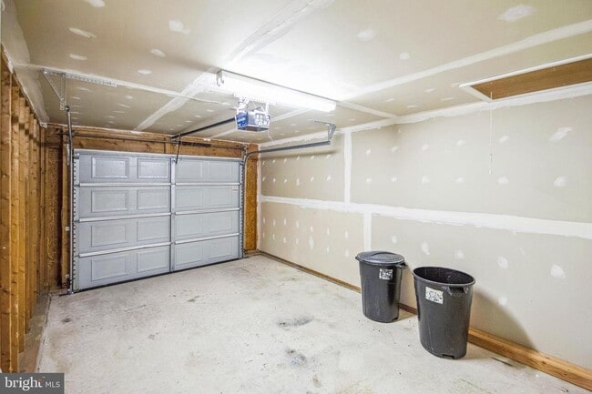 Building Photo - 102 Hunter's Way