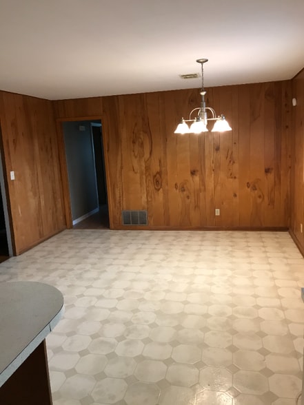 Building Photo - 701 Oak St