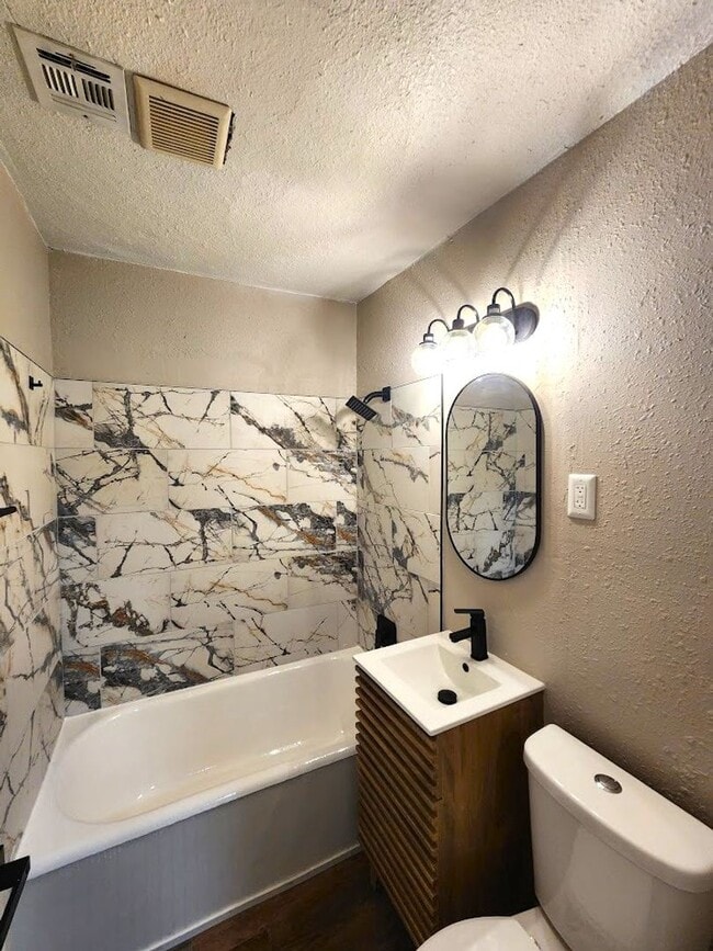 Building Photo - Fantastic 1 Bed 1 Bath Duplex in Shartel Blvd Addn. Close to OCU