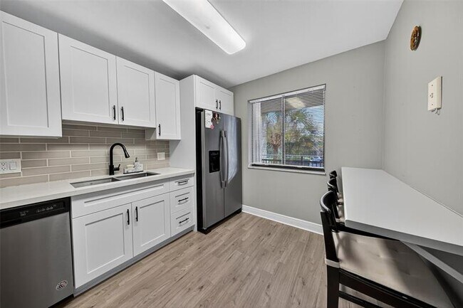 Building Photo - 412 Lakeview Dr