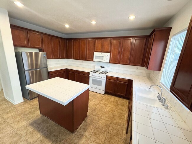 Building Photo - Spacious 5 bedroom home