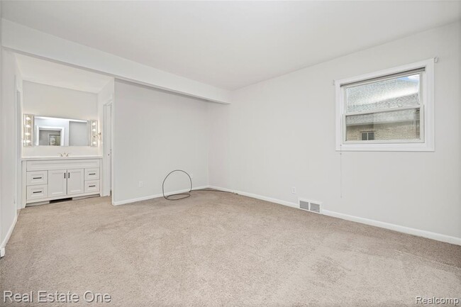 Building Photo - 2360 Pine View Dr