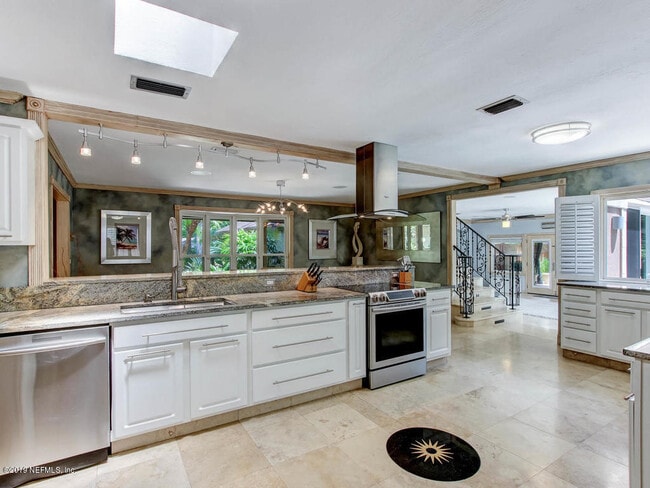 Building Photo - 88 Oakwood Rd