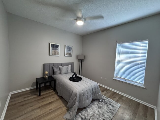 Building Photo - Large Renovated Home in Oakleaf Plantation
