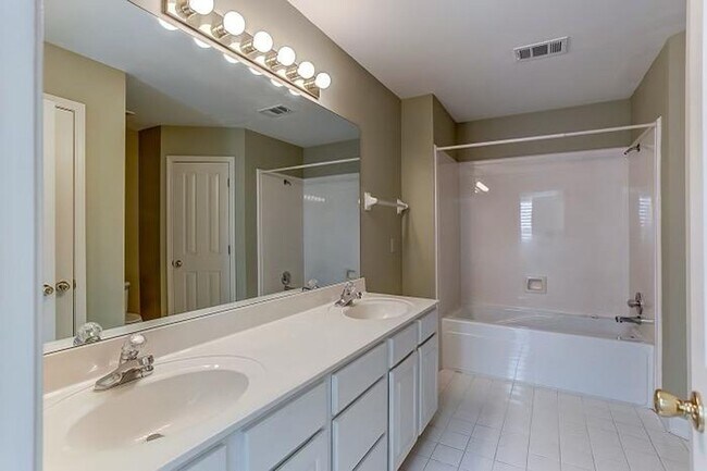 Building Photo - 1000 River Currents Dr