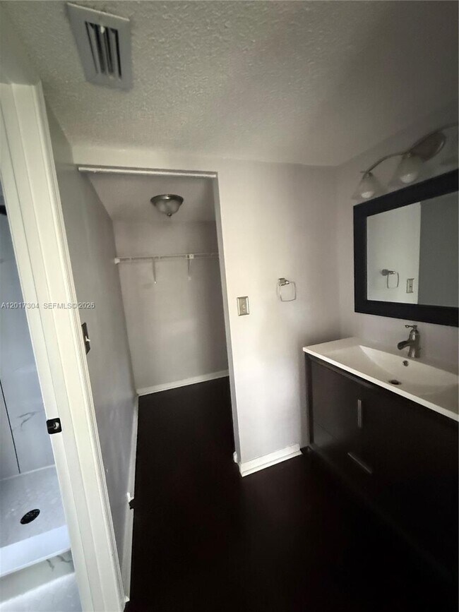 Building Photo - 301 Olivewood Pl