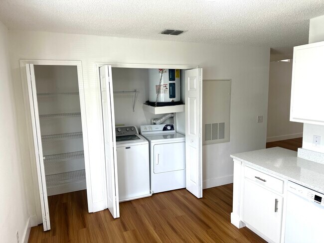 Building Photo - 6020 Scotchwood Glen