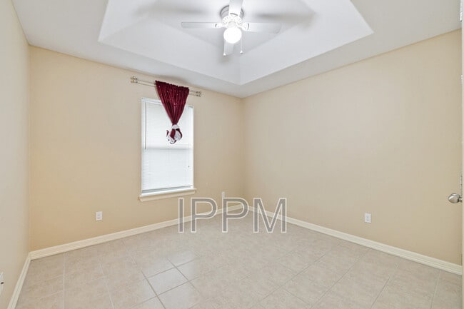 Building Photo - 1825 Treasure Oaks Dr