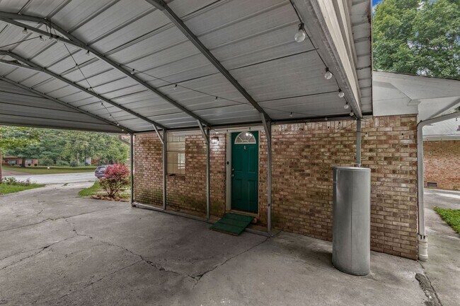 Building Photo - 6096 Hillpine Dr